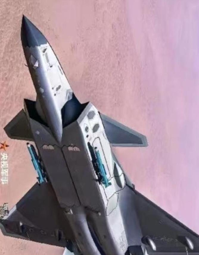 一个对美国空军来说相当残酷的现实：在纯技术参数层面，靠纸面数字推演，9架F-22