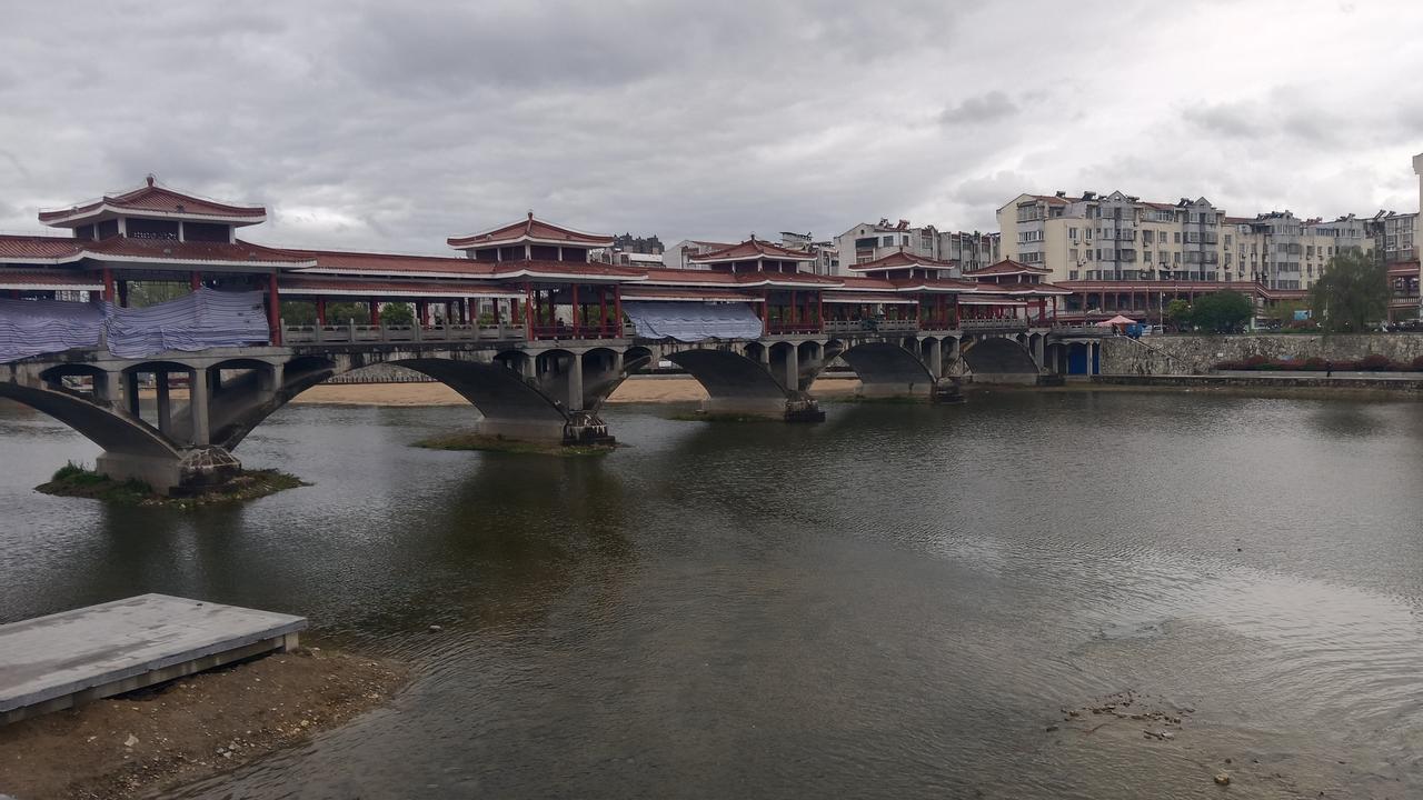 春日漫步河边，已觉心旷神怡