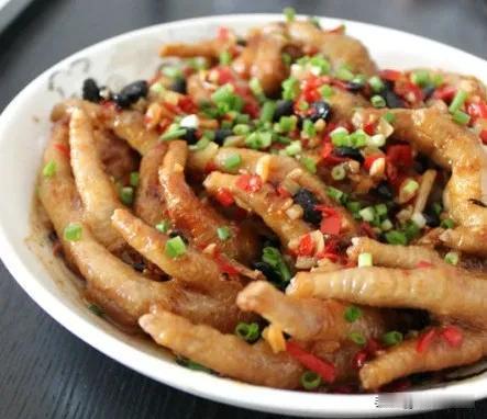 第一，鱼刺很细小，不易察觉，稍不留心，鱼刺就有可能与鱼肉一起被吞下去了。
第二，