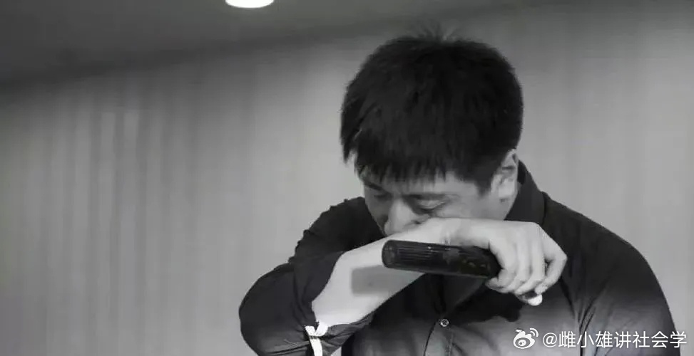 李荣浩4连质问单依纯这是派李荣浩，手撕单依纯，压真正的民间热点。我觉得这是高估了