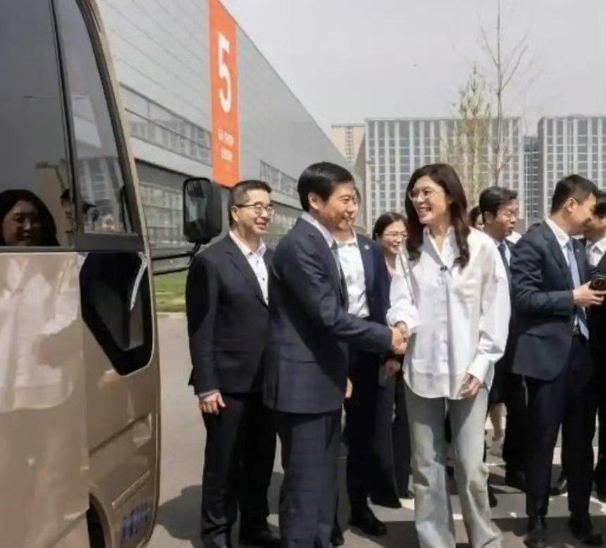 雷总最近成了吉祥物，谁来了都想看看他，郑丽文，西班牙首相，阿联酋王储先后拜访，下