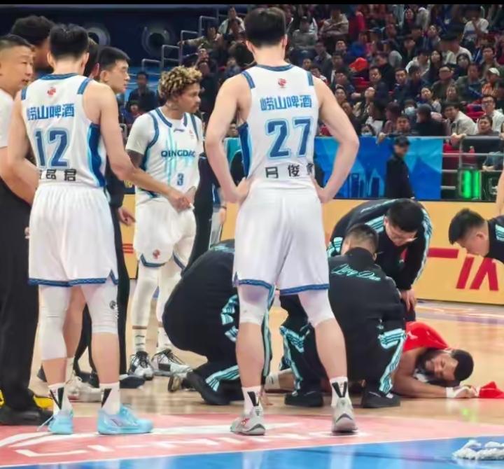 昨天晚上的CBA比赛北京北汽主场以87：70大胜青岛崂山啤酒，网上对青岛男篮一片