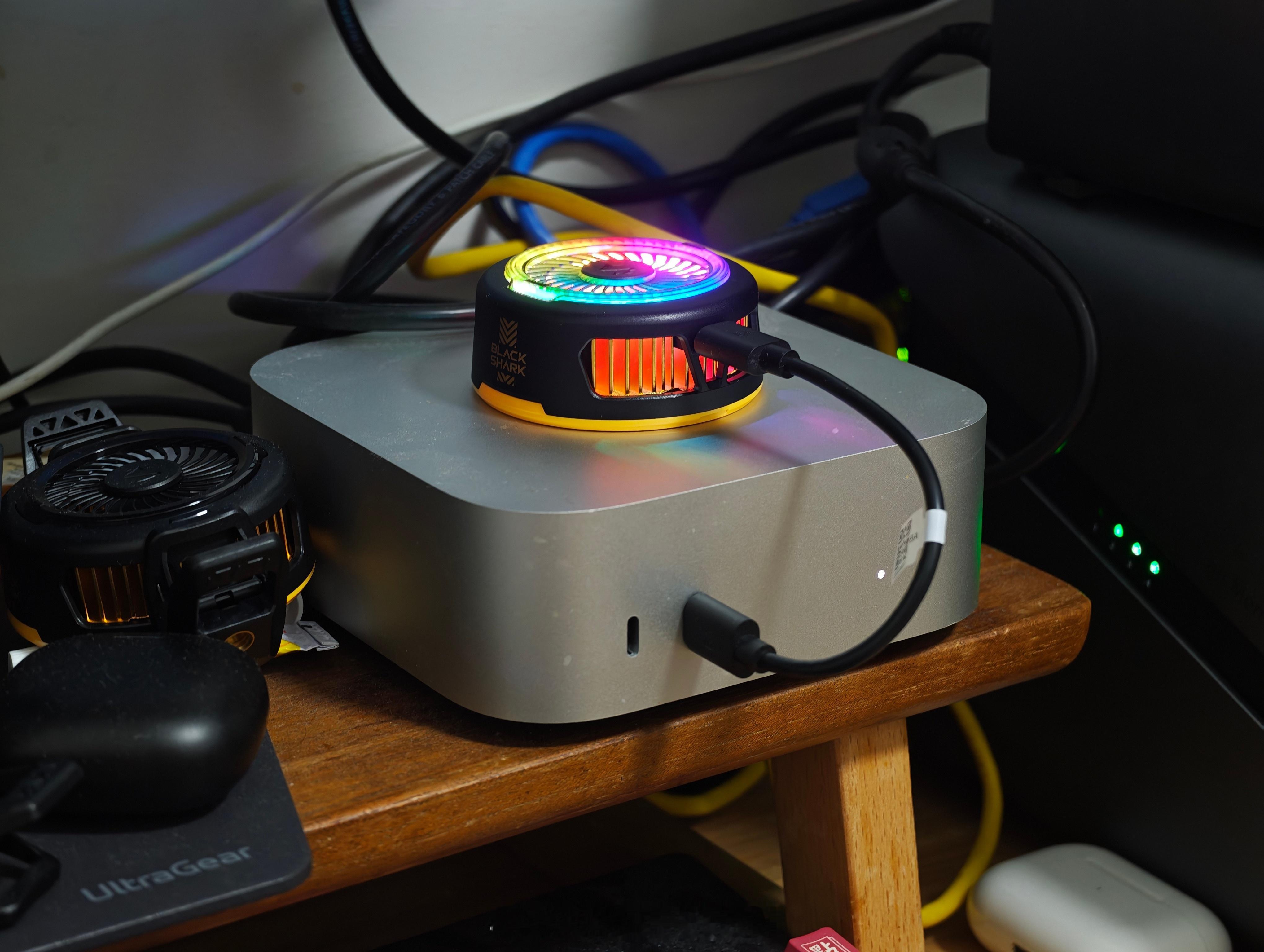 发现一个散热背夹的妙用，直接用macmini供电然后用它来降温，永动机了属于