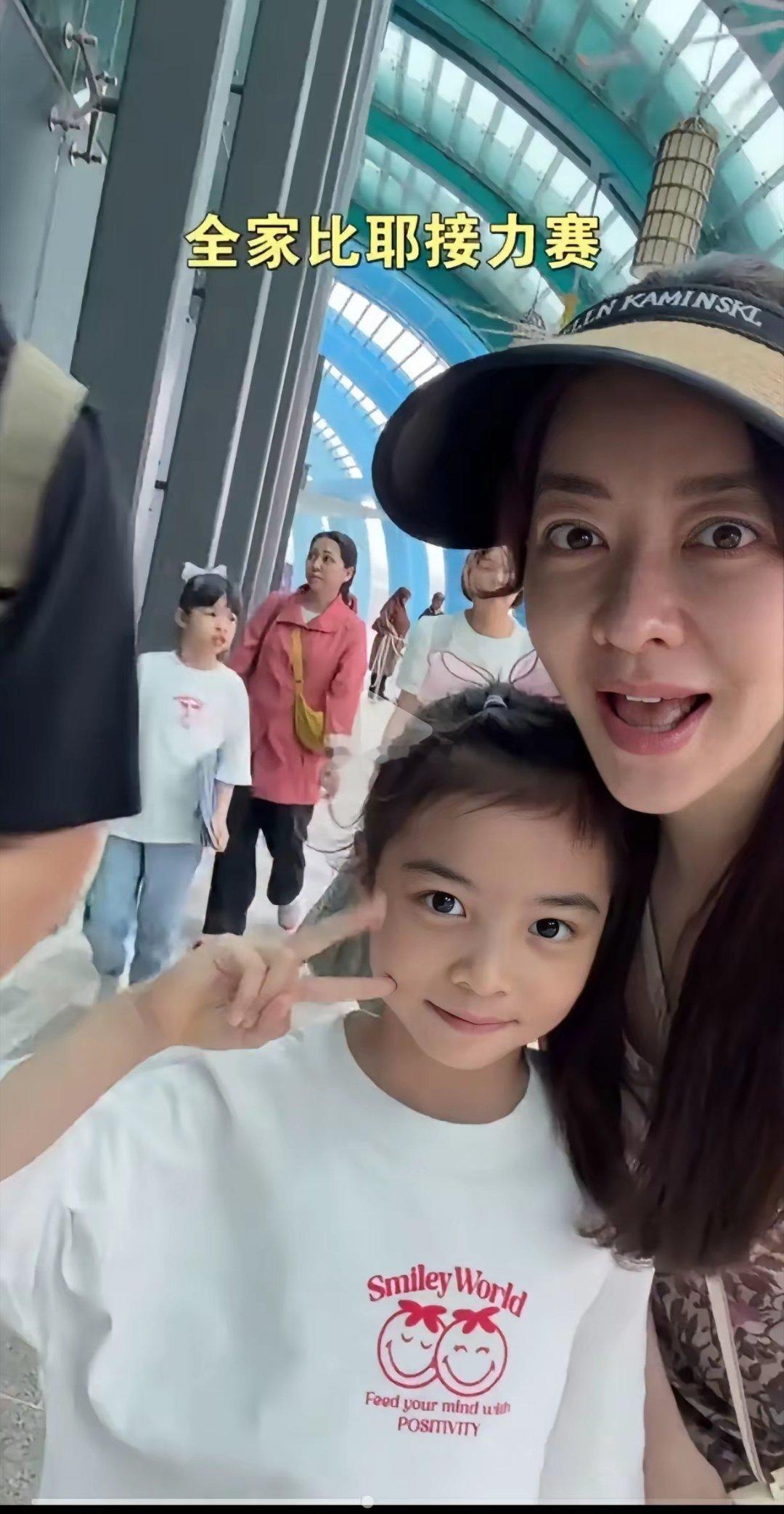 熊黛林的双胞胎女儿，其中一个长得漂亮，另一个长得很普通 