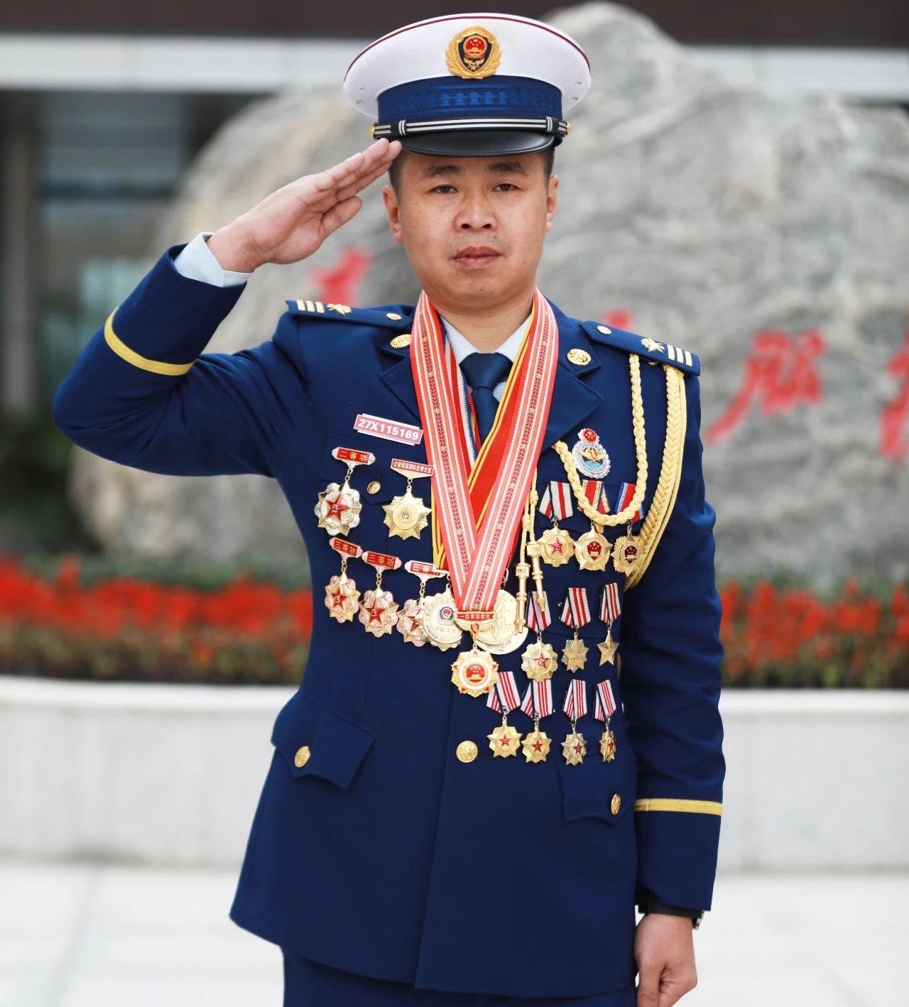 近30年逆火前行！练就独门倒挂救人绝技，这位消防老兵拼到极致
 
江永木是陕西西