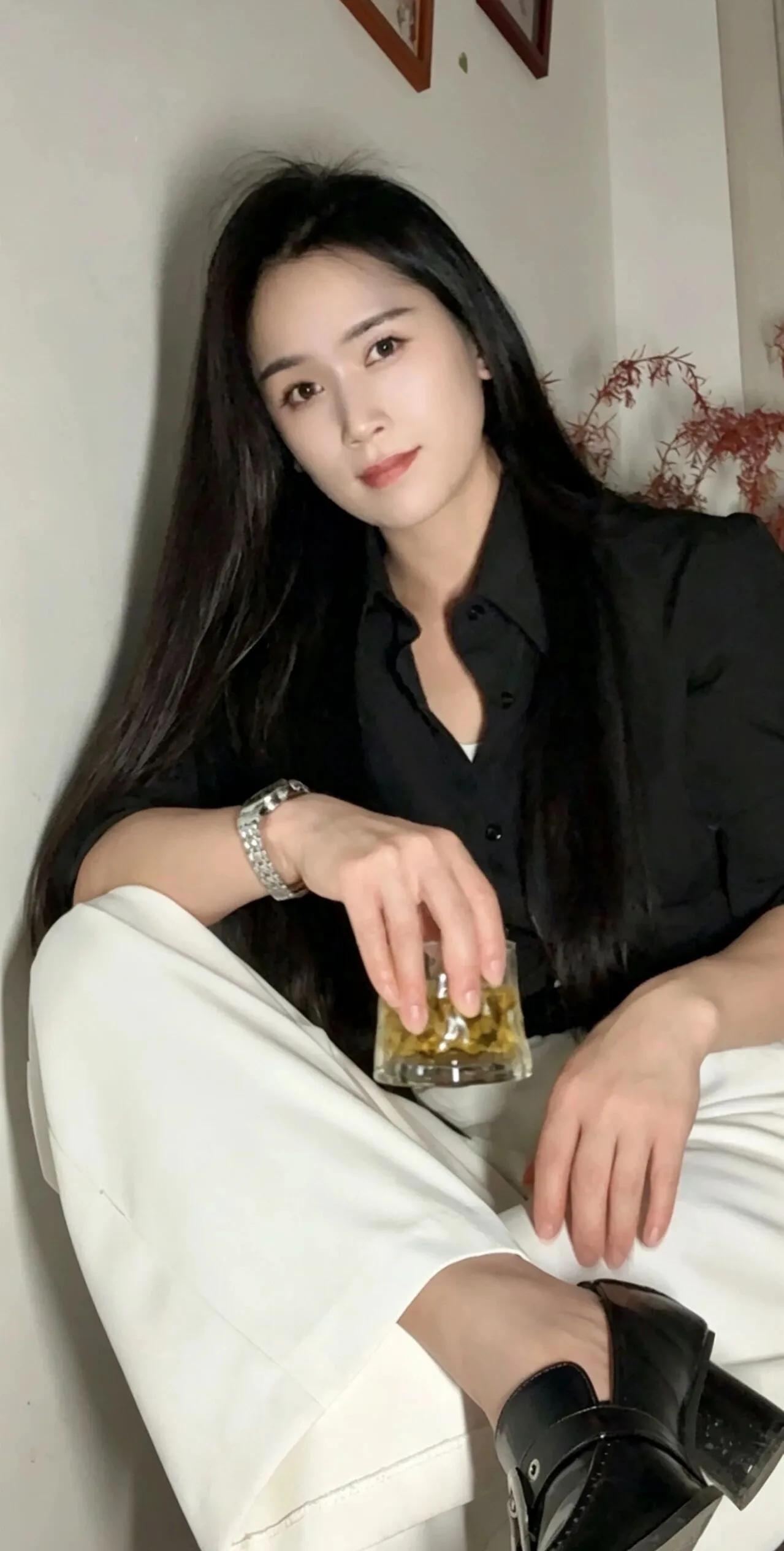 静坐品茶香，悠然心自得。 
