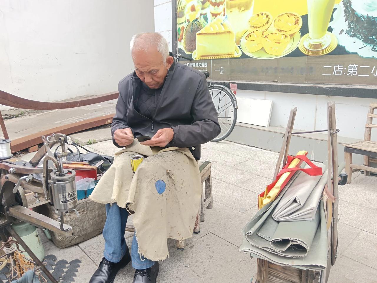一针一线六十载，匠心修鞋守初心
春日生活打卡季在商城县北大街口，有这样一位令人敬