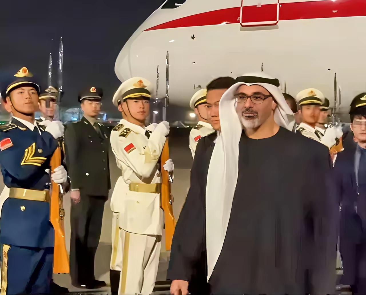 巴基斯坦的“枭龙”前脚进驻沙特，阿联酋王储后脚就来了北京，这个点踩得很准啊。
有