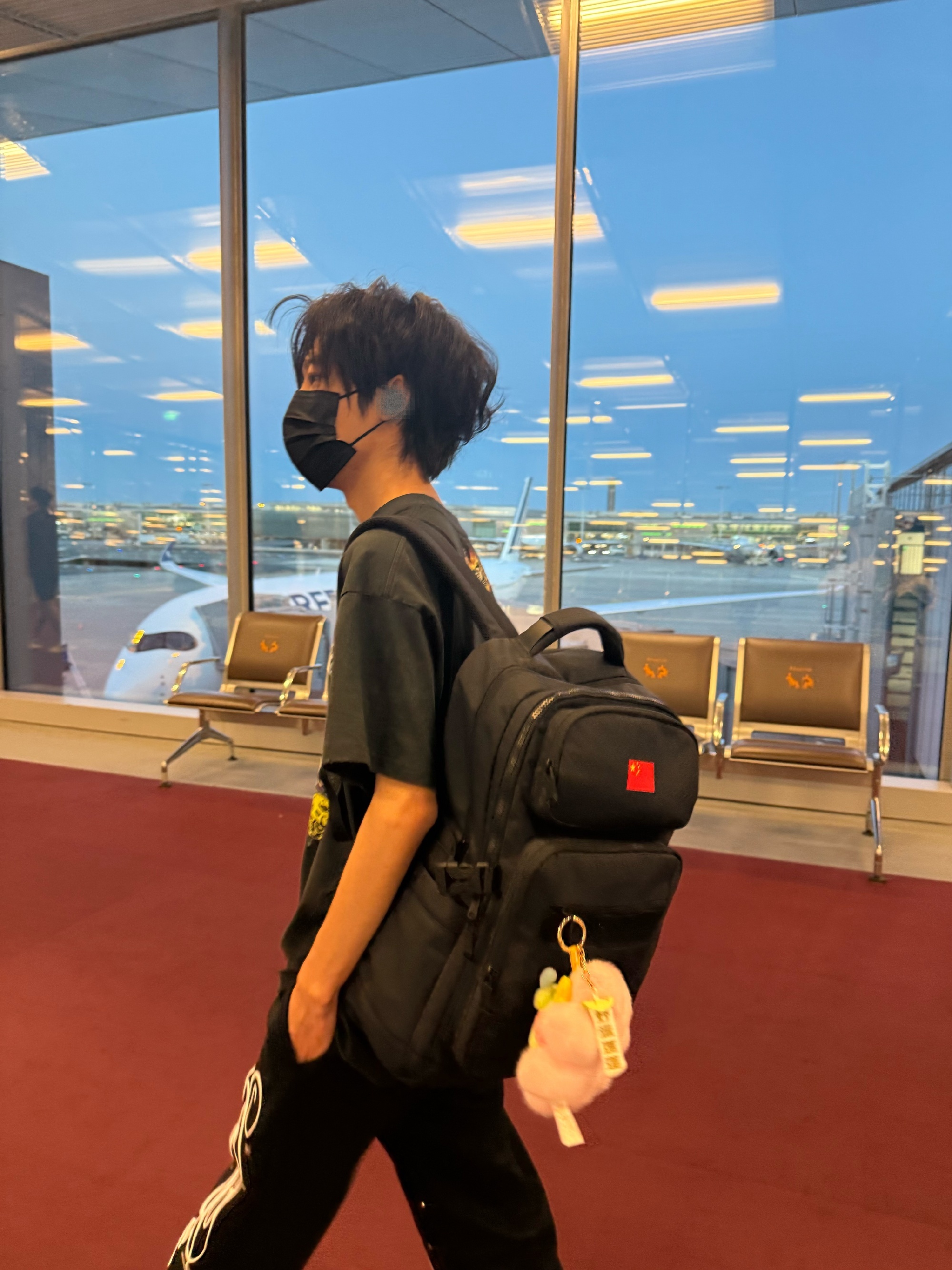 清融日记巴黎行起落平安，宝贝到了也不忘在国内的ara，睡美了吧这个发型期待在巴黎