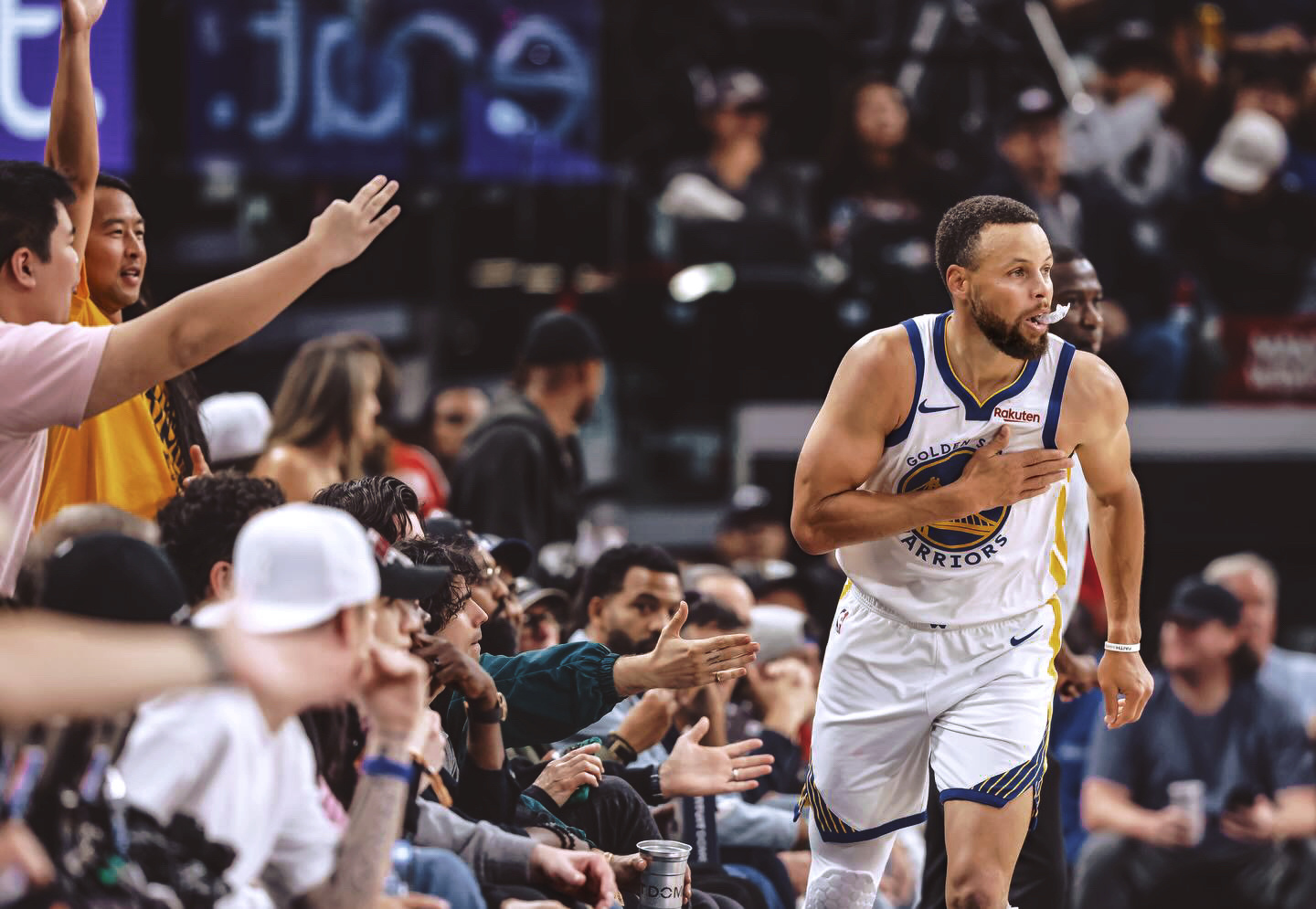 这一刻他仿佛在说：“我们还没结束”传奇库里超话创作官