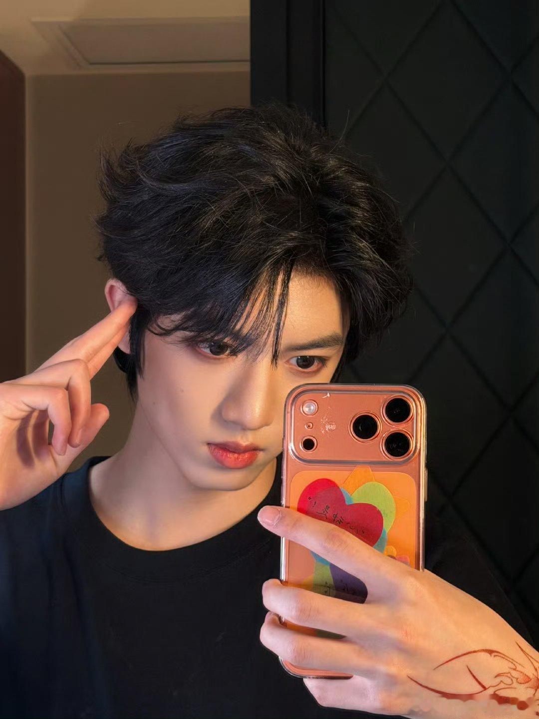 张桂源好累但见到你们就又元气满满继续燥候张桂源荣耀之战的舞台！ 