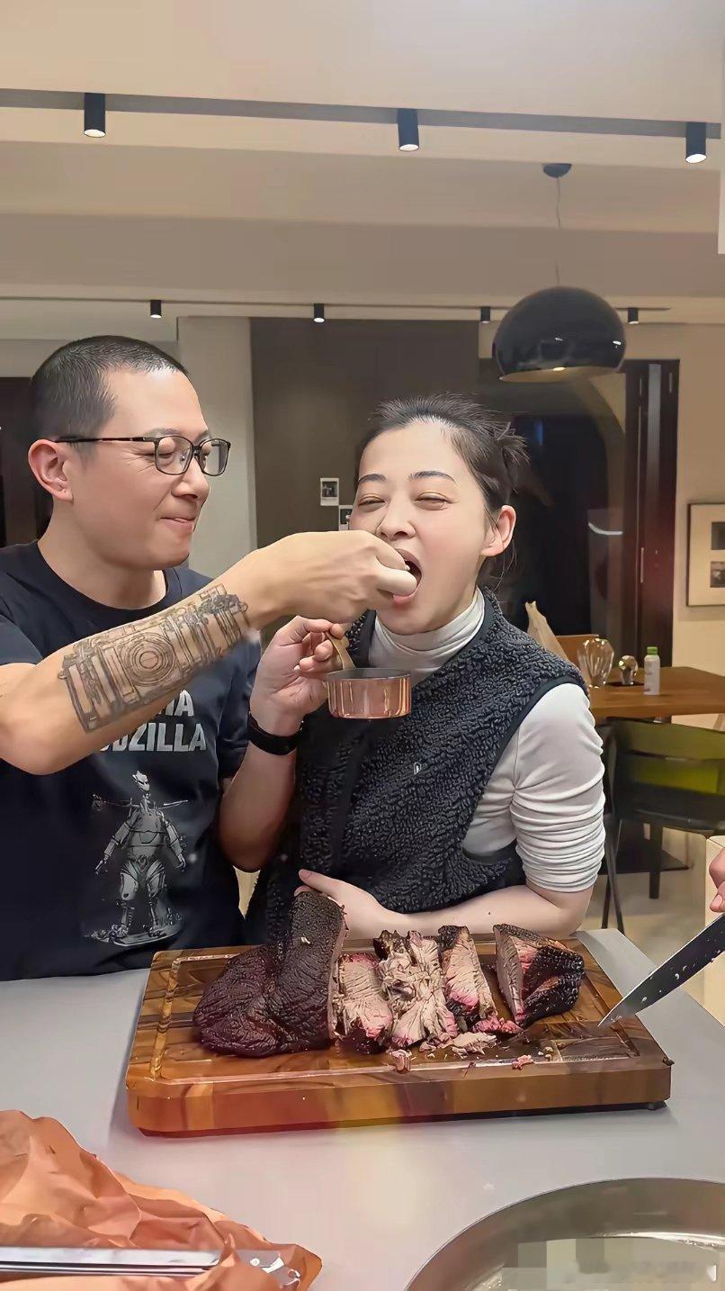 二婚的梅婷真幸福啊！别看老公纹着大花臂，生活里却格外贴心……一家人住在北京别墅豪