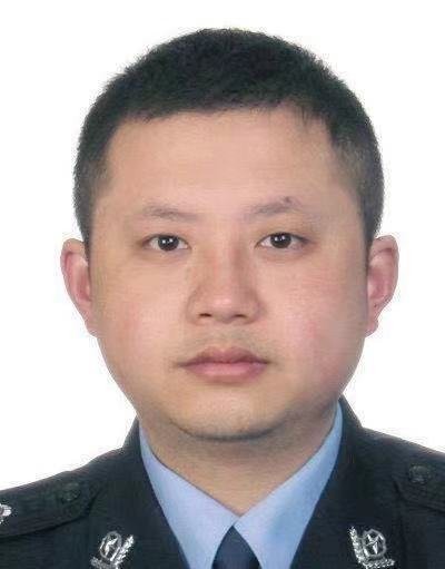禁毒英烈李永春，于2016年3月5日，在行动中蹲守犯罪嫌疑人时，因为突发疾病离世