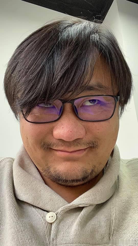 今天翻硬盘找老照片素材，赫然看到这张自拍照...看来在放弃颜值这方面，我已经领先