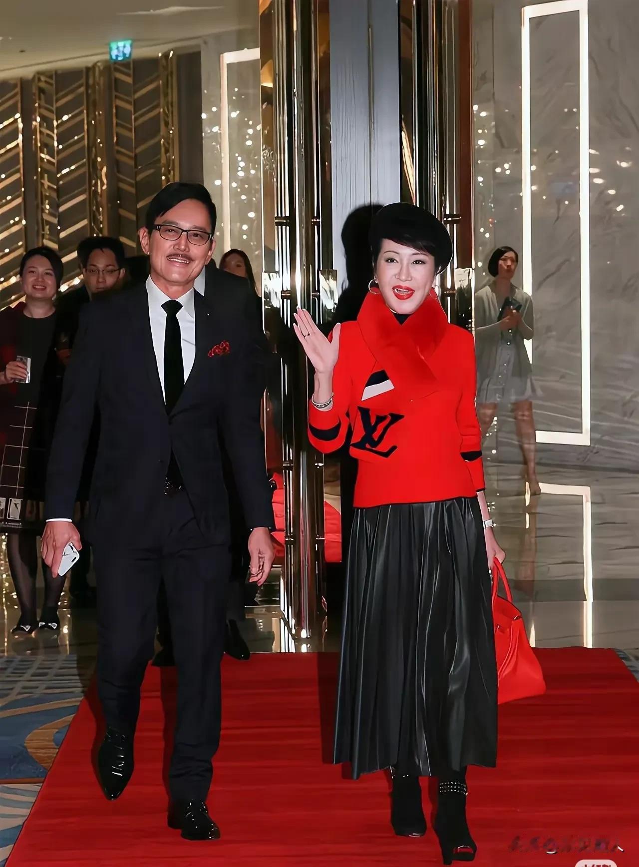 刷到谢霆锋继父的照片直接惊住了！狄波拉二婚老公姜耀晨也太帅了吧！原来这大哥是新加