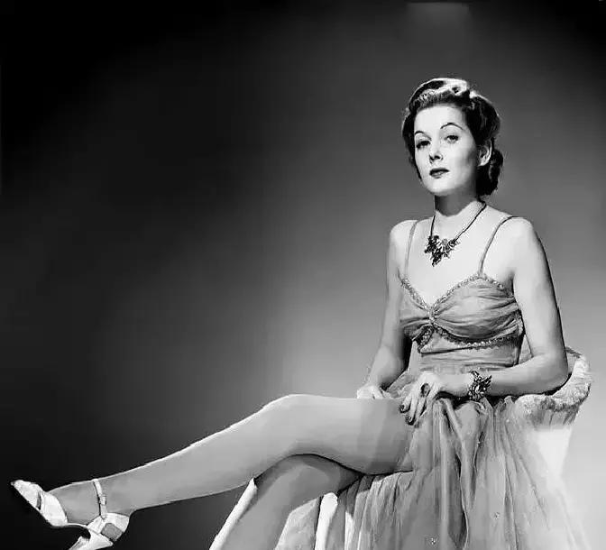 她死后，头颅被割下，泡在福尔马林里，成了博物馆的一件藏品。就因为，长得太美了。更