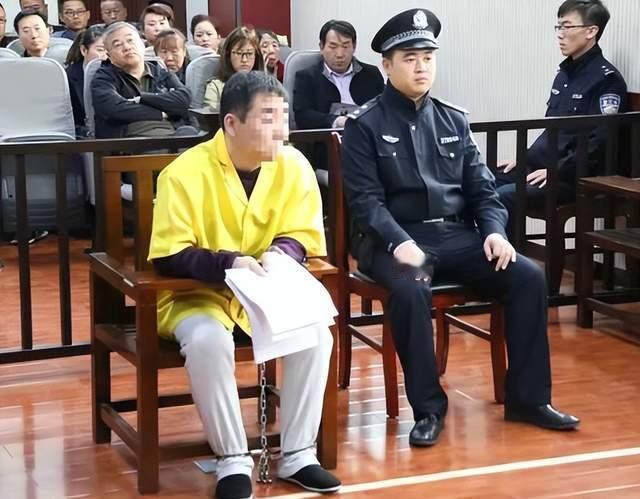 修车人的悲剧！辽宁抚顺，一名男子得了脑癌后，靠摆摊修车还债，日子十分艰难。谁知有