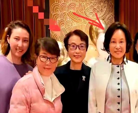 73岁的陈婉珍套着件露脐条纹衫切下生日蛋糕，这场千亿豪门婆婆的寿宴，女婿窦骁连个