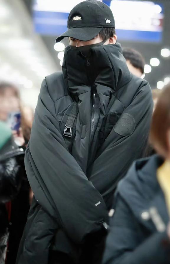 像极了被挤在中间的小朋友😍
行走的衣架子 机场穿搭 走路都带风