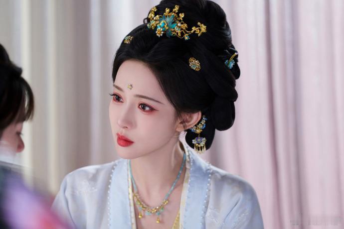胡杏儿直播里夸孟子义很努力，几乎都是一条过不NG，接连合作两部戏评价都很好，而且