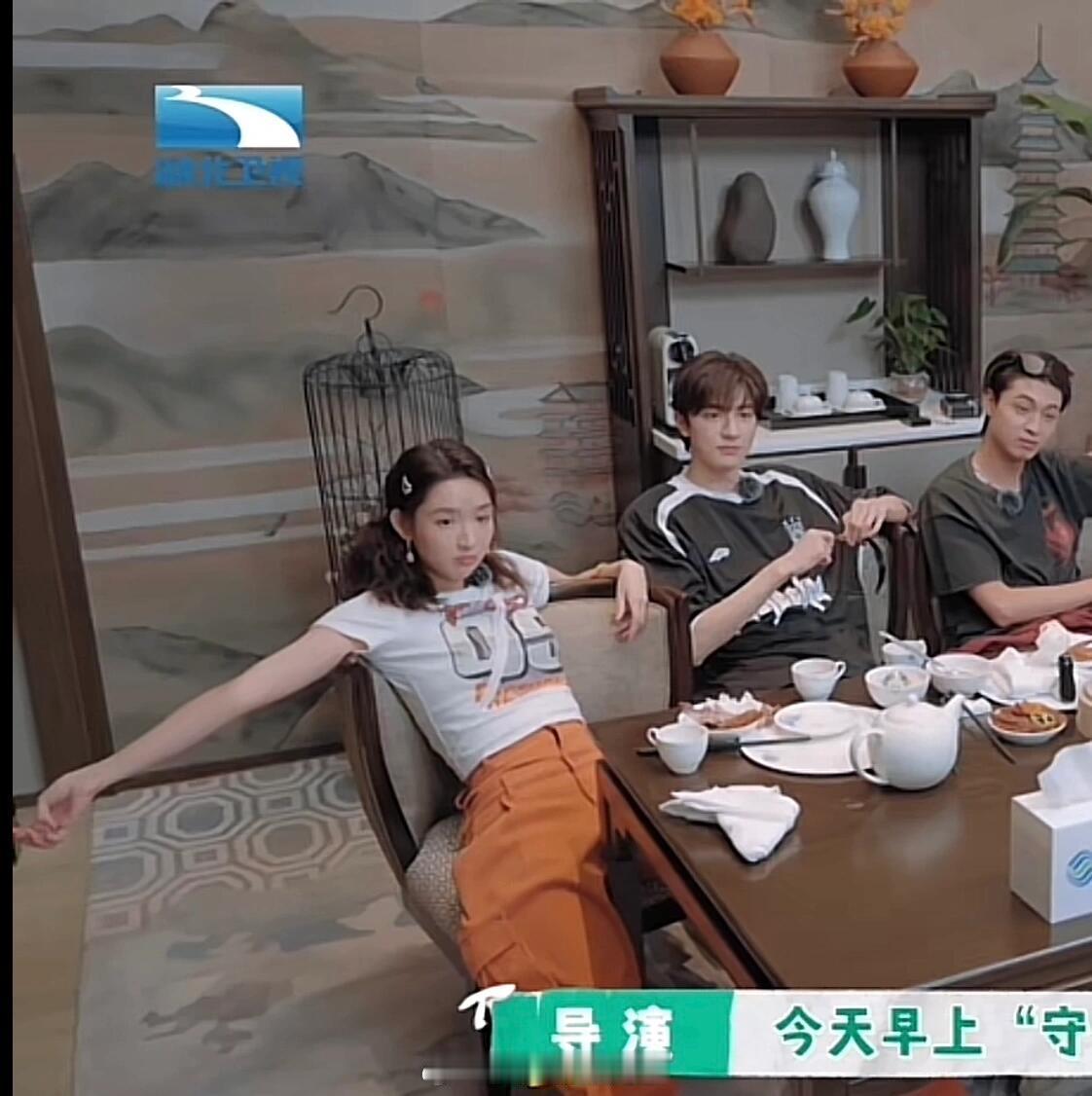 王姐这松弛感我要笑裂了，哈哈哈哈太搞笑了定睛一看大美女这豪爽的坐姿，王玉雯真的太