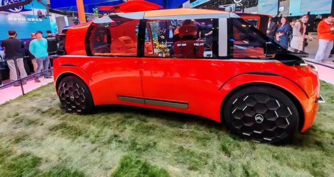 北京国际车展上，雪铁龙概念车的照片和视频是不是看着跟个“巨无霸”似的，又大又宽？