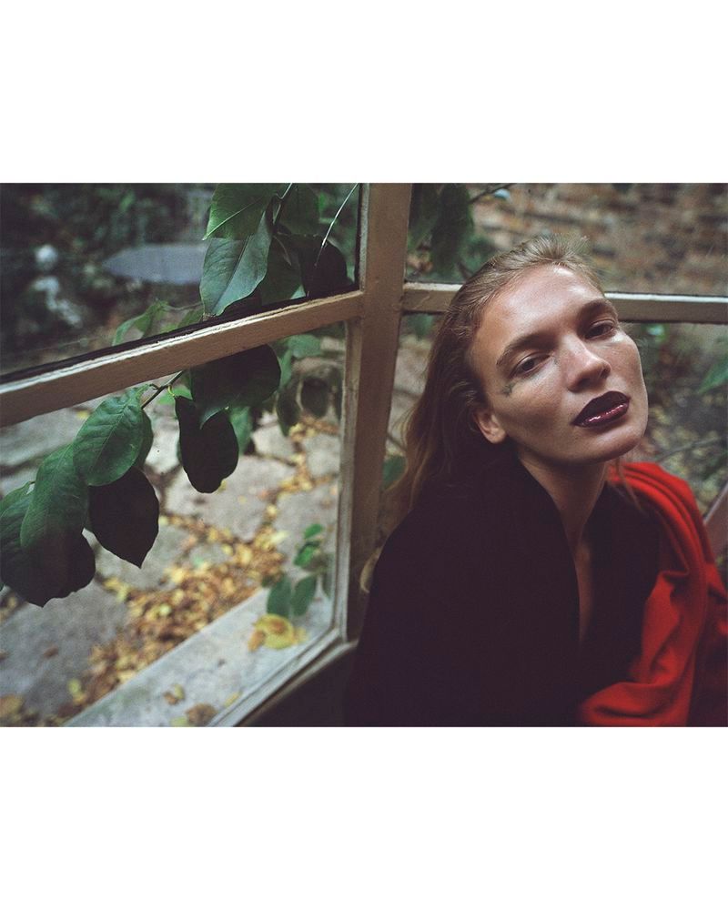 模特Caitlin Soetendal身着Miu Miu时装登上《D Repub