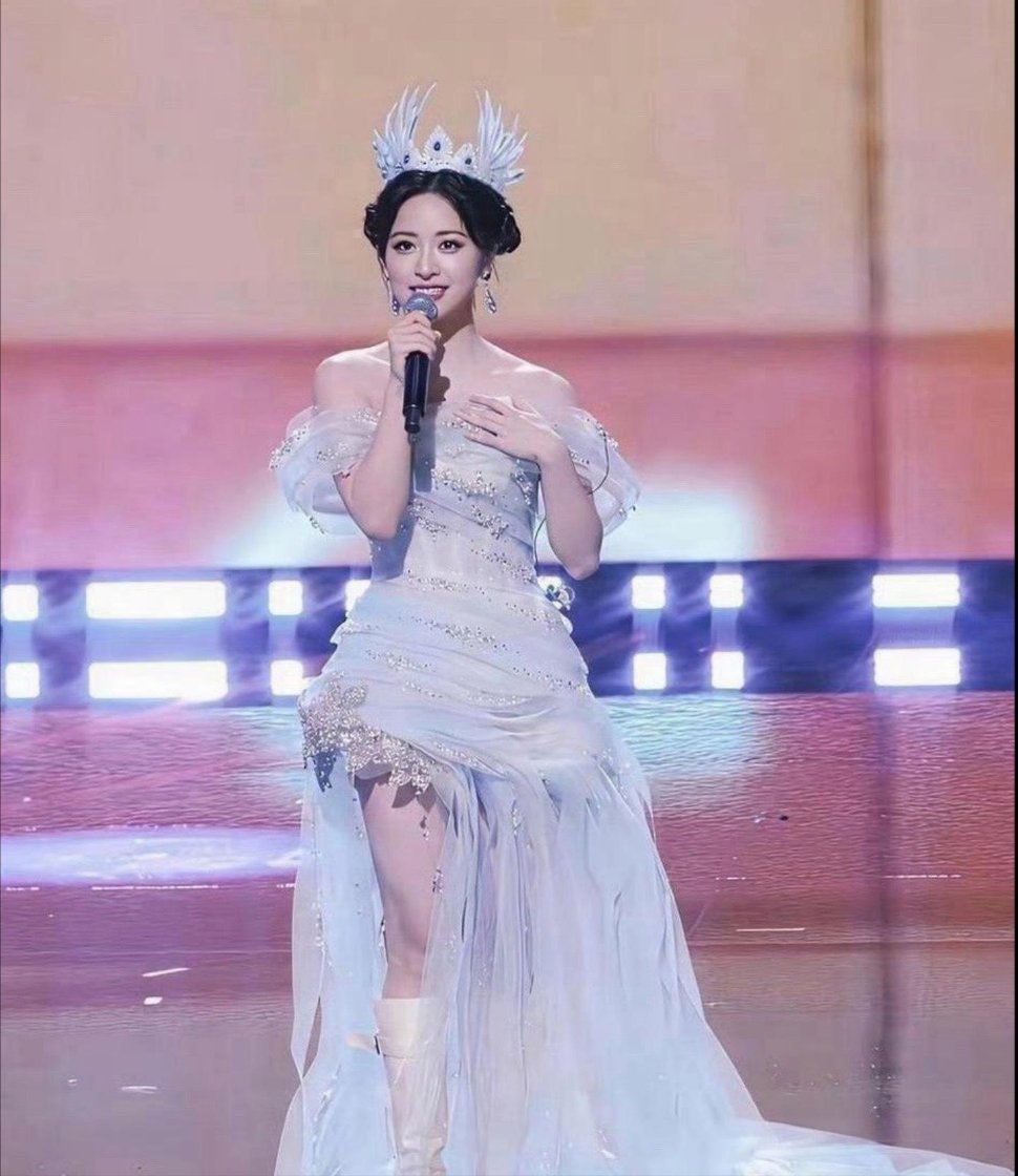沈月应该只输在了身高上，其它一点都不差！ 
