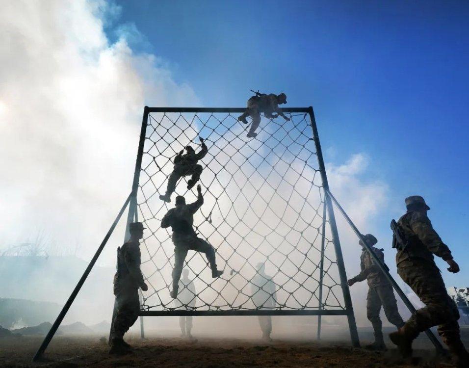 东风快递火箭军正青春火箭军 《我在边关守护你》天边的风抚慰着游子的心故乡的云可曾