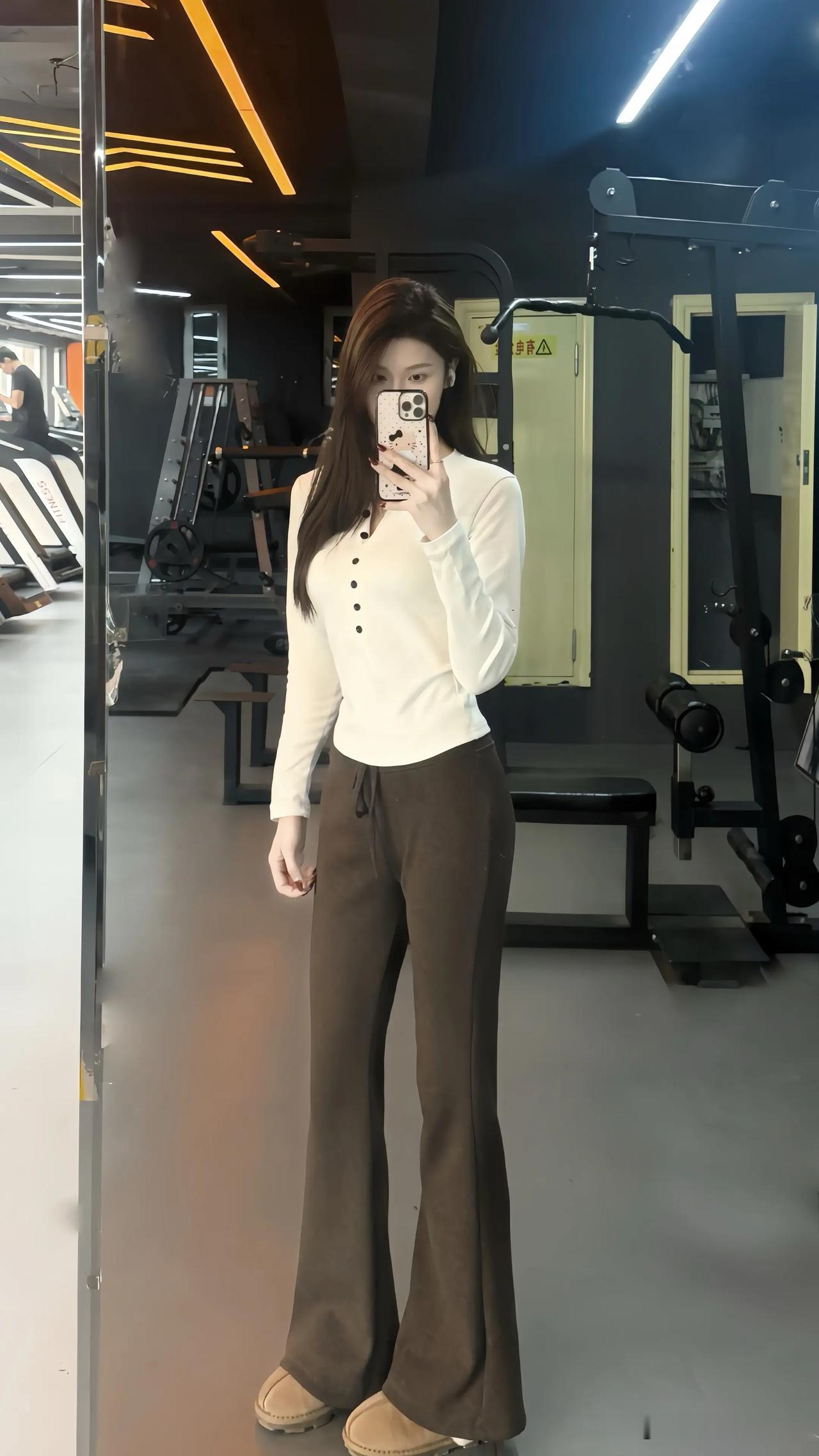 健身后的自拍，那真是运动与时尚的激情碰撞！就像主持人齐彤彤，2025年8月21日