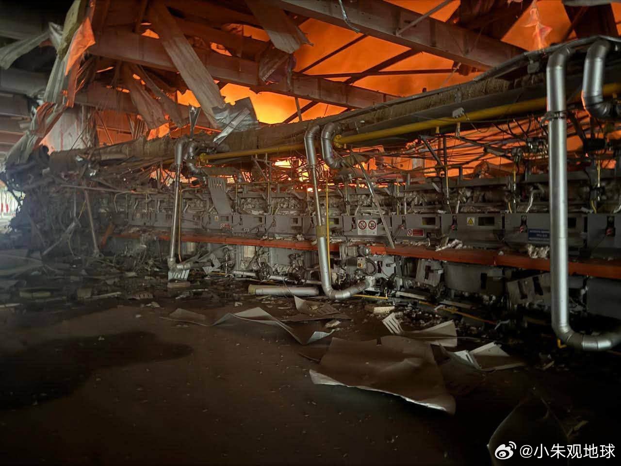 俄军使用“伊斯坎德尔-M”及“锆石”导弹打击乌克兰基辅州仓库后的现场画面。俄乌局