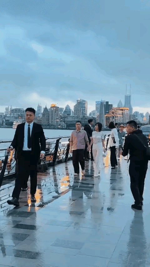 网友说梁朝伟像是刚高考出来的孩子，刘嘉玲像接他放学的妈妈

听说过梁朝伟比较社恐