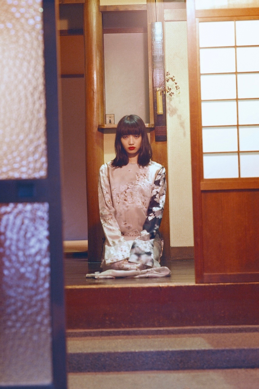 2016年，小松菜奈为《Purple》杂志拍摄的一幅写真。 