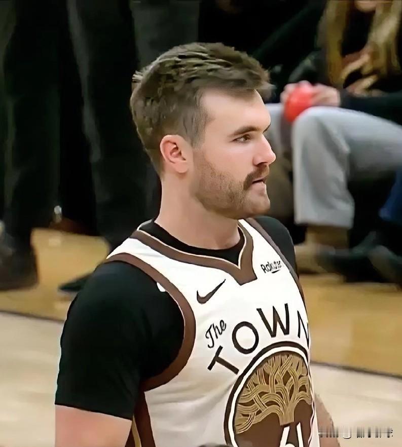 勇士该给他涨工资了吧！！！
板凳边缘球员斯宾塞连续4场比赛得分上双！！！
对阵公