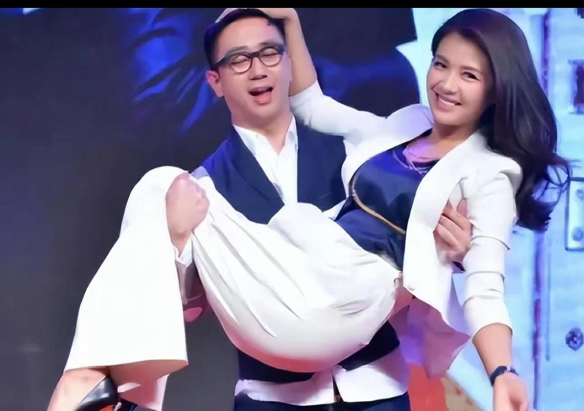 这个男的把刘涛抱在怀里，有谁注意到他手上的小动作，人品如何一目了然 