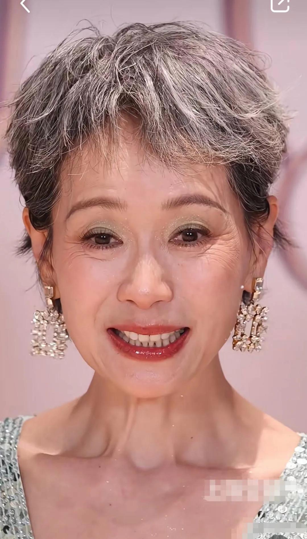 61岁的叶童生图来了！不化浓妆，不染发，即使是头发花白也依然漂亮。笑容明媚，气质