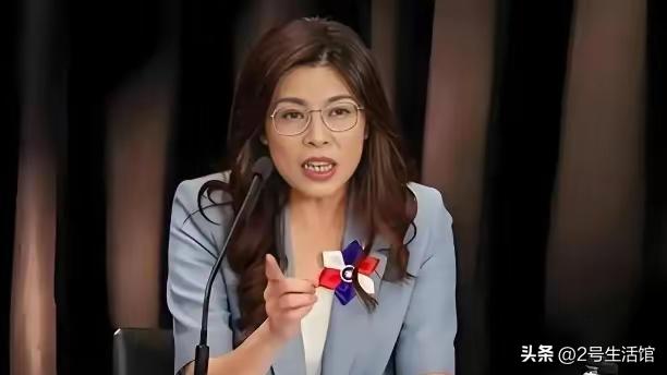 堂堂国民党主席郑丽文站在千百人聚集的宴席聚光灯下，突然指着自己大声宣告：“我父亲