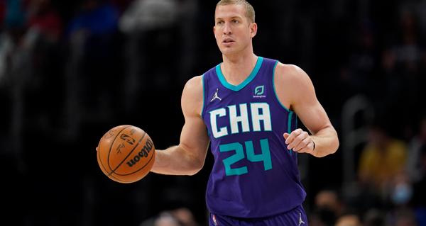 梅森·普拉姆利与圣安东尼奥马刺达成一份10天短约，为球队内线提供临时补强。
在此