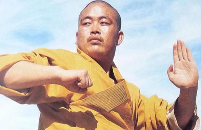 少林寺的钟声曾是无数人心中的信仰符号，但最近，这座千年古刹的住持释永信却因“挪用