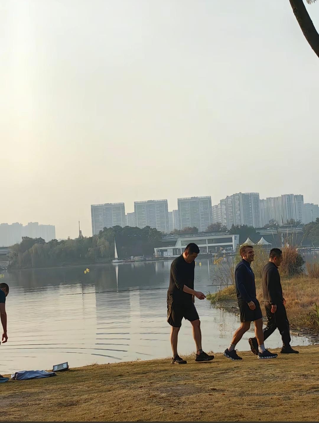 12月5日上午，马克龙现身四川锦城湖，走在湖边，最引人注意的是他的穿着，他穿着运