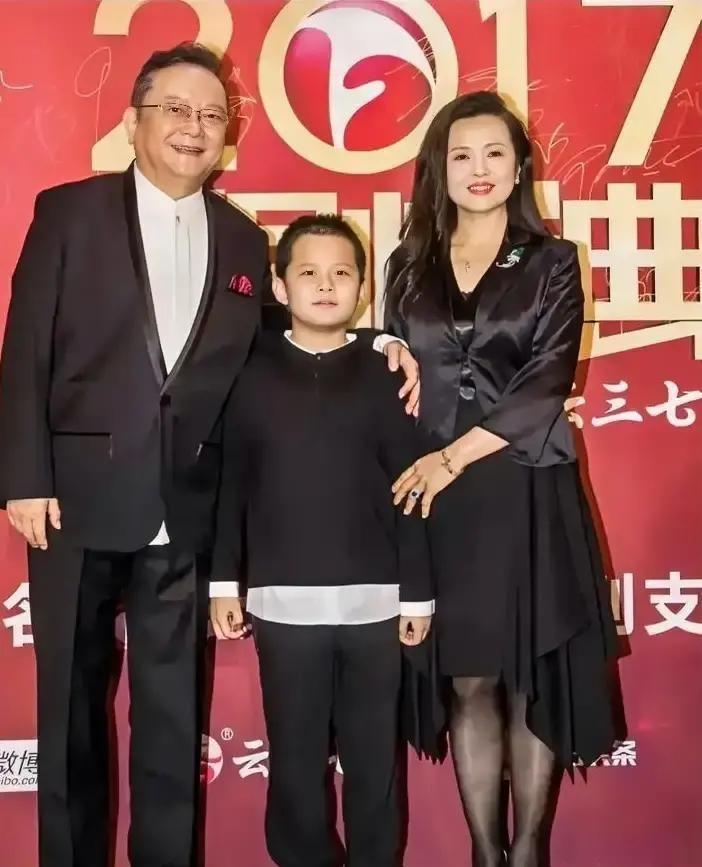 王刚77岁还在拼命接戏，就为给17岁儿子攒成长基金。
60岁得子，他怕陪不够，立