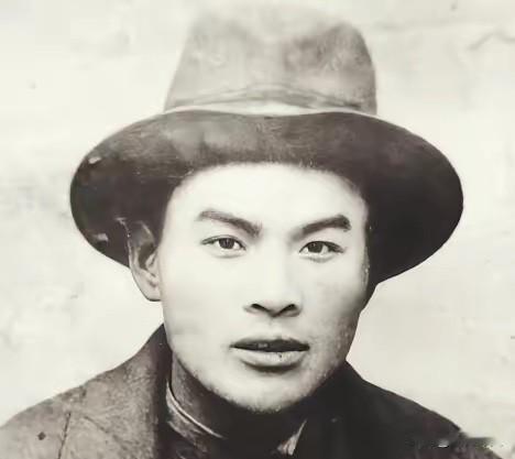 1940年，地下党崔景岳被捕后，密信落入敌人手中，但密信是一张白纸，什么都没有。