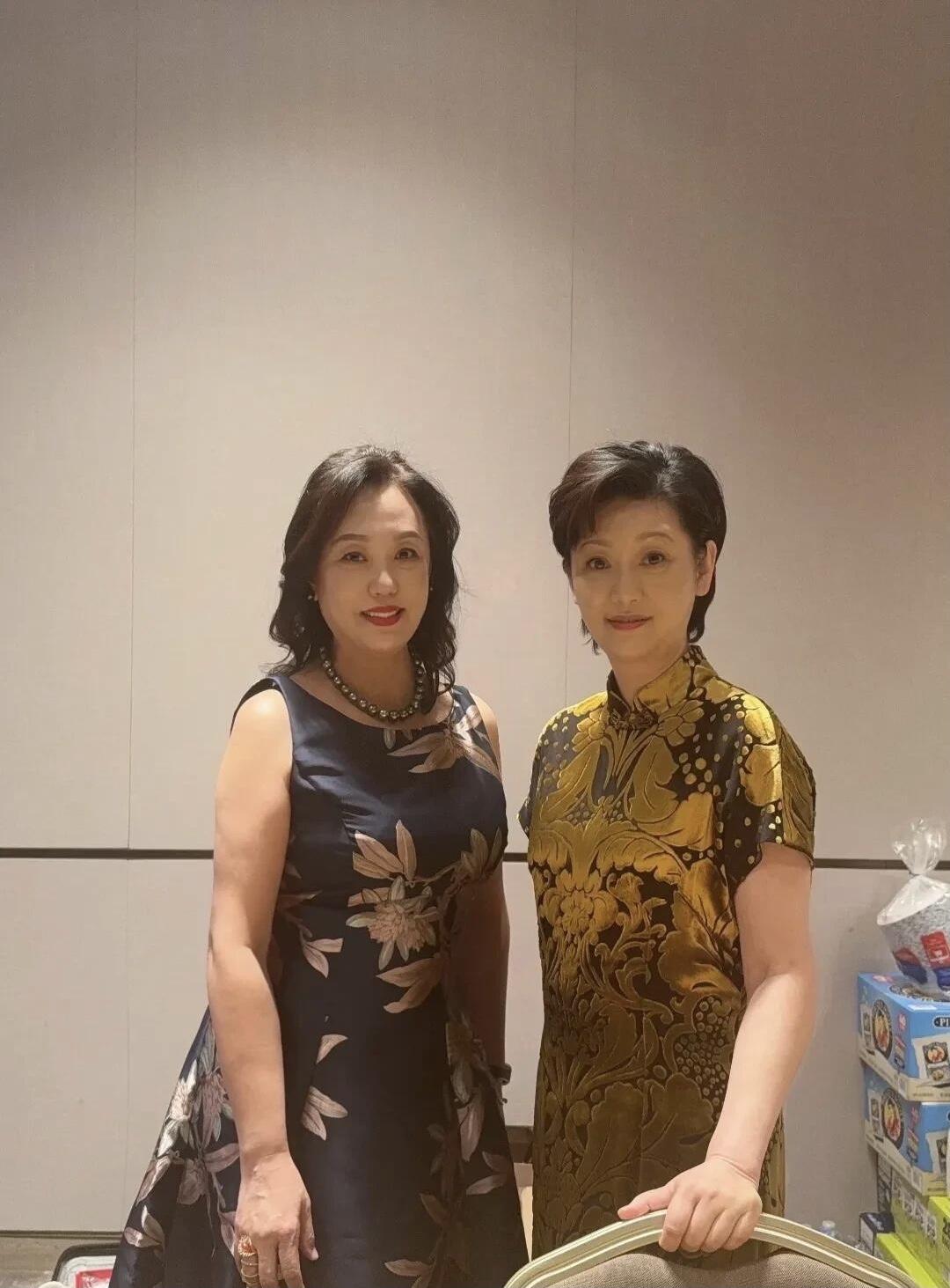 一晃眼徐帆也到了中年发福的年龄了，这腚大腰圆的身材，让她显得有点臃肿，不过她整体