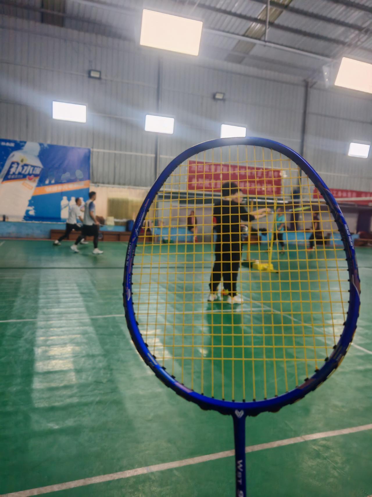 早上球馆继续打球打卡，最后一天天假期，必须运动打卡，明天好好上班！