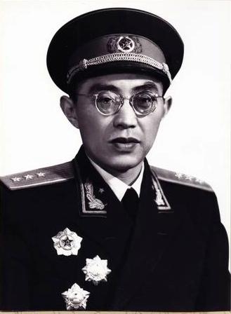 开国上将王新亭是湖北孝感人。他小时候在当铺当过学徒工，对古玩、书画、金银首饰有着