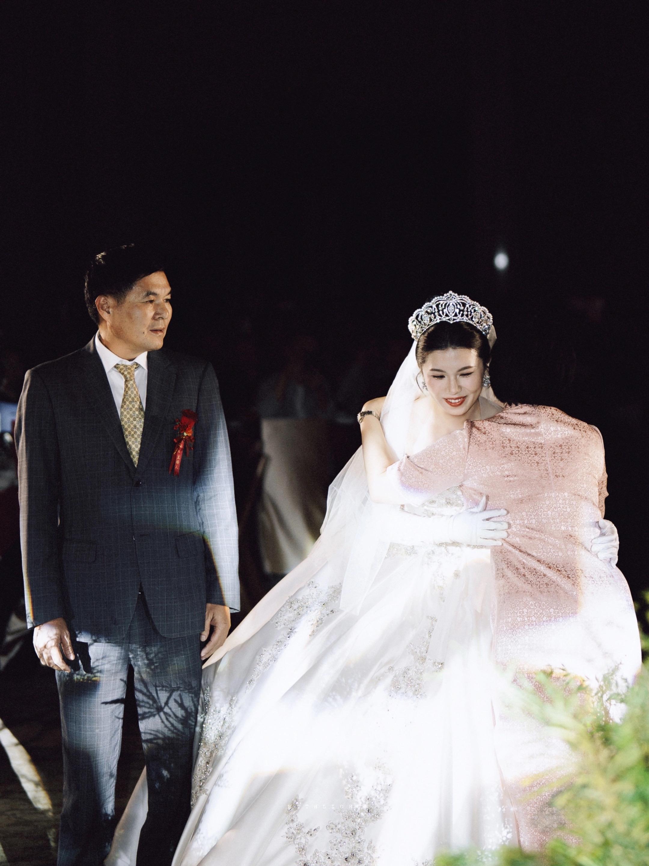 新娘跟妆 婚礼现场 穿婚纱的样子 婚礼造型 婚礼化妆师