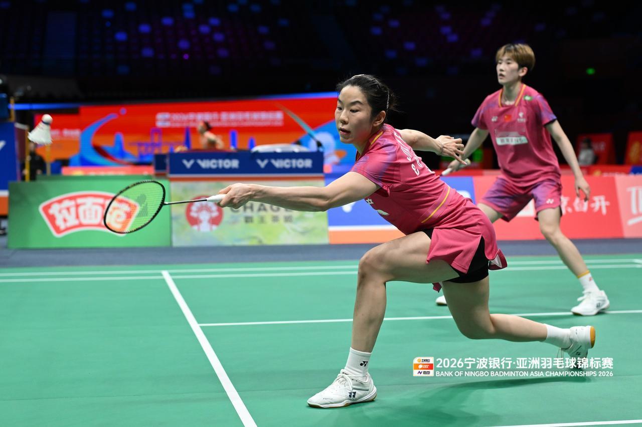 2026年亚洲羽毛球锦标赛女双首轮，贾一凡/张殊贤 21-16、21-12 战胜