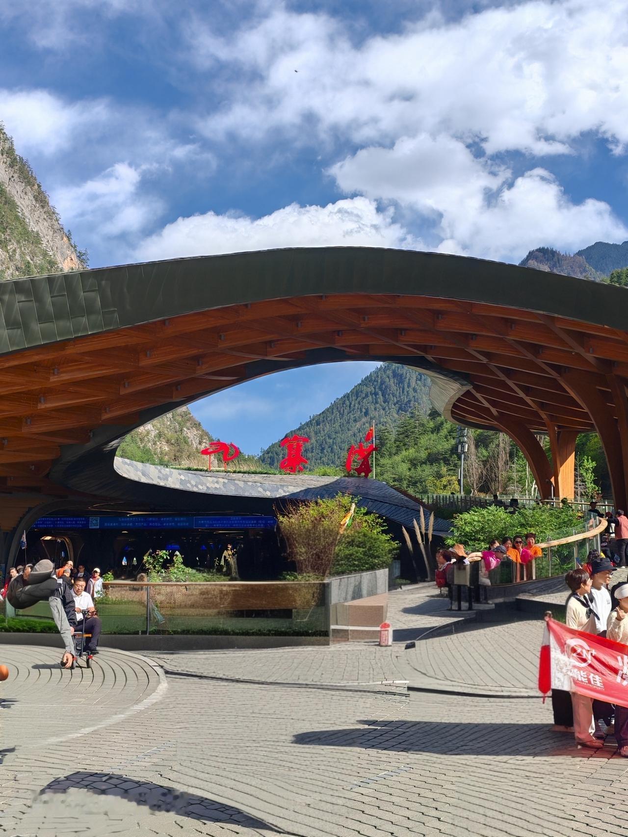 今年五一我去了九寨沟，那景色简直绝了！
九寨沟的水清澈得不像话，五彩池就像上帝打