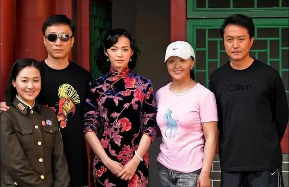 5星同框：我一眼就认出了穿着旗袍、柳眉杏眼的姚晨，戴着墨镜、胖瘦适宜的孙红雷与双