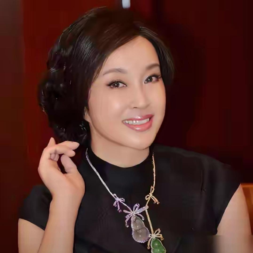 刘晓庆一共有过四段婚姻，和四段情史。王立（图二）陈国军（图三）阿峰（图五）王晓玉